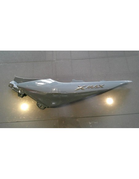 TAPA LATERAL TRASERA IZQUIERDA YAMAHA X MAX(2024/2025) RECUPERADA CON PEQUEÑO RASGUÑO